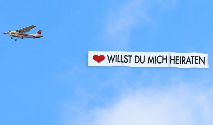 Bannerschlepp mit "Willst du mich heiraten" Banner