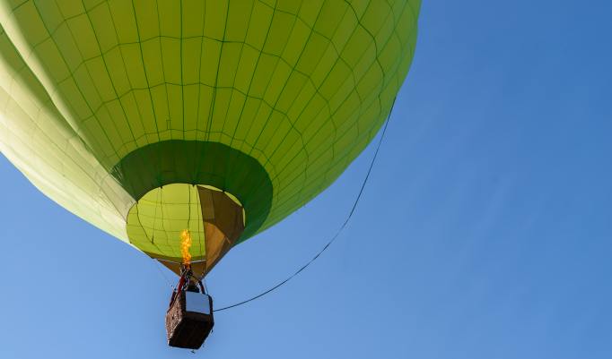 Ballonfahrt mit blauem Himmel in Ribnitz-Dammgarten