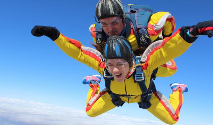 Tandem Fallschirmsprung über Wolkendecke